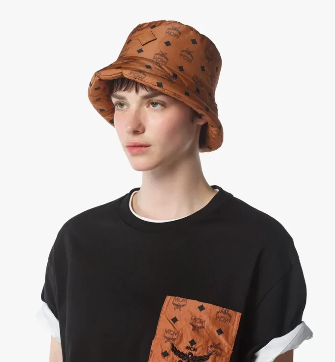 Cappello a secchiello imbottito in Econyl® con stampa Monogram
