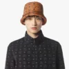 Cappello a secchiello imbottito in Econyl® con stampa Monogram