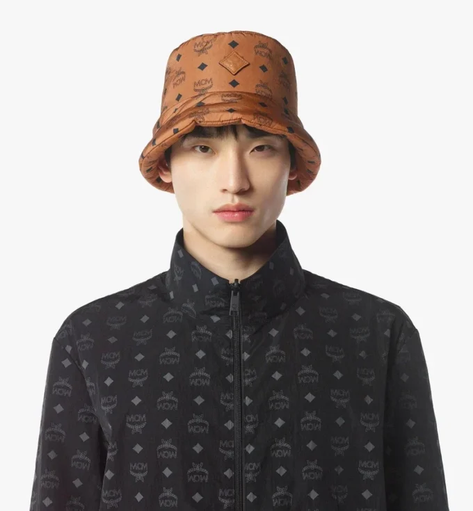 Cappello a secchiello imbottito in Econyl® con stampa Monogram