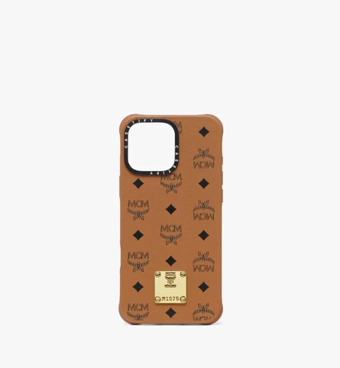 Custodia per iPhone 16 Pro Max MCM X Casetify in pelle vegana biodegradabile con placca in ottone