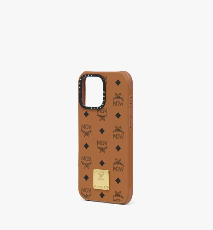 Custodia per iPhone 16 Pro Max MCM X Casetify in pelle vegana biodegradabile con placca in ottone