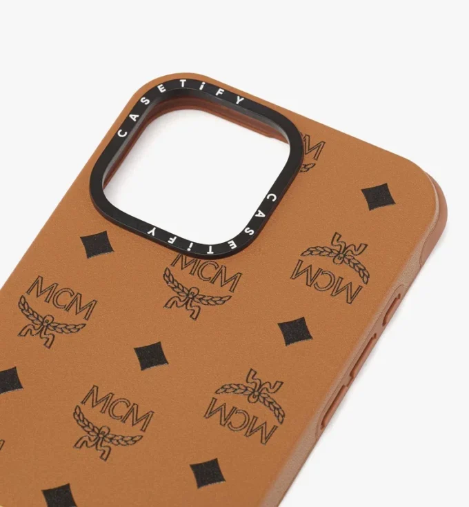 Custodia per iPhone 16 Pro Max MCM X Casetify in pelle vegana biodegradabile con placca in ottone
