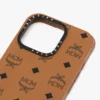 Custodia per iPhone 16 Pro MCM X Casetify in ottone Bioveg Custodia per iPhone 16 Pro MCM X Casetify in ottone Bioveg