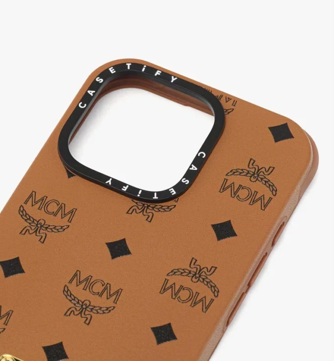Custodia per iPhone 16 Pro MCM X Casetify in ottone Bioveg Custodia per iPhone 16 Pro MCM X Casetify in ottone Bioveg