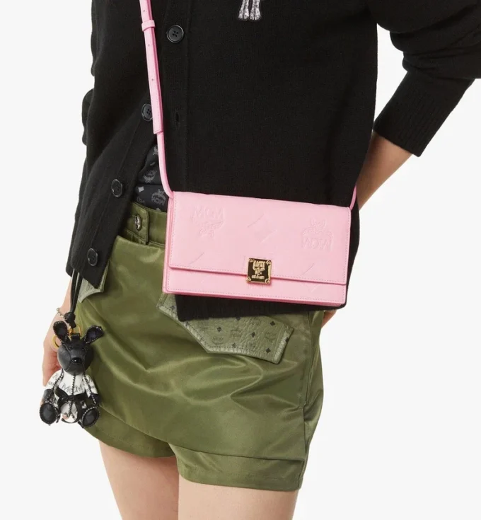 Portafoglio Aren con catena in pelle con monogramma goffrato