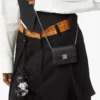 Portafoglio Aren con catena in pelle con monogramma goffrato