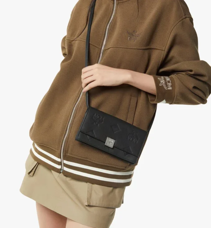 Portafoglio Aren con catena in pelle con monogramma goffrato