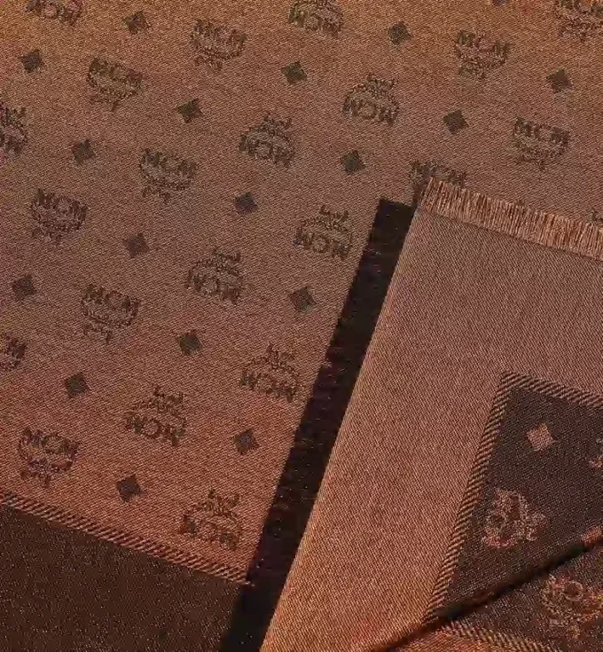 Scialle Monogram in jacquard di lana e seta Scialle Monogram in jacquard di lana e seta