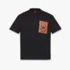 T-shirt con tasca patch monogramma in cotone biologico T-shirt con tasca patch monogramma in cotone biologico
