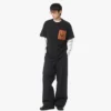 T-shirt con tasca patch monogramma in cotone biologico T-shirt con tasca patch monogramma in cotone biologico
