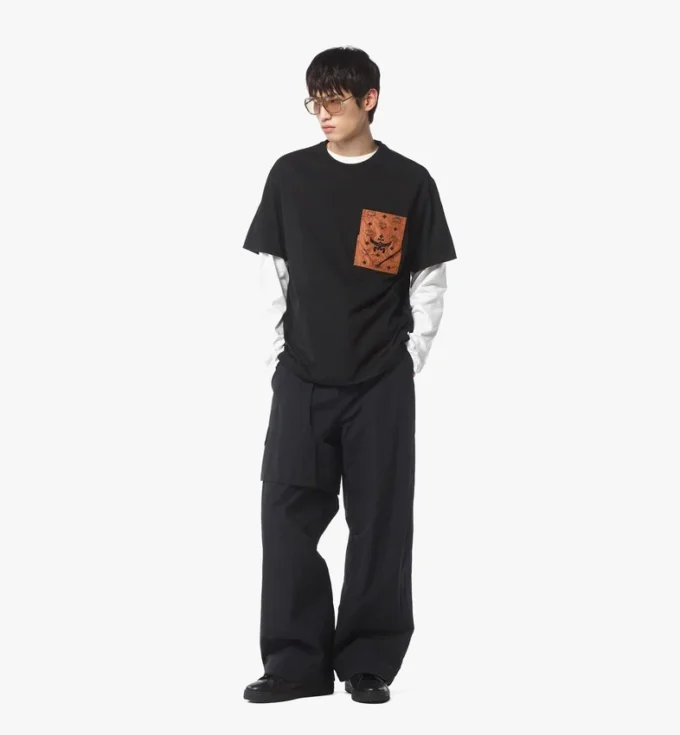 T-shirt con tasca patch monogramma in cotone biologico T-shirt con tasca patch monogramma in cotone biologico