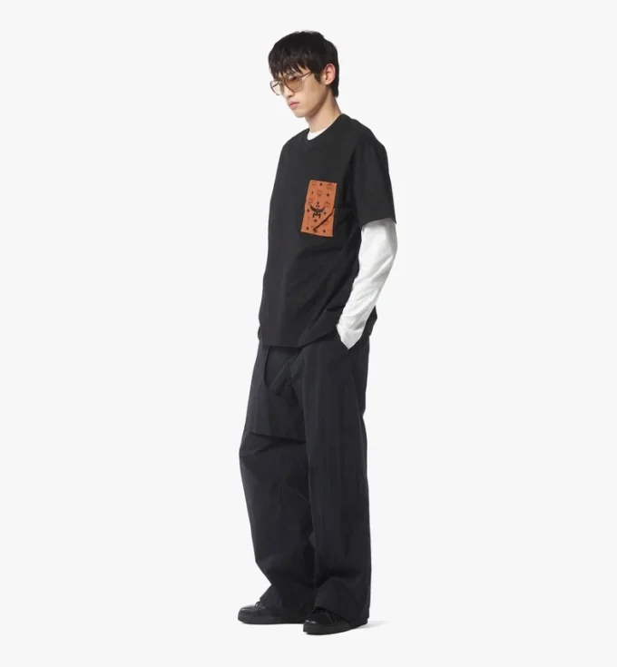 T-shirt con tasca patch monogramma in cotone biologico T-shirt con tasca patch monogramma in cotone biologico