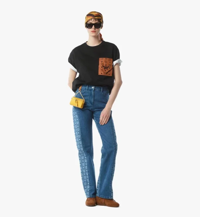 T-shirt con tasca patch monogramma in cotone biologico T-shirt con tasca patch monogramma in cotone biologico